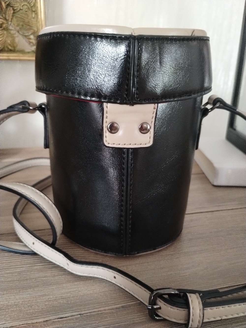 Classic Black & Cream Bucket Drum Style Crossbody Bag - Picture 3 of 8